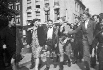 818837 Afbeelding van een groepje mensen op de Jacobibrug over de Oudegracht te Utrecht rond een vrouw met ...